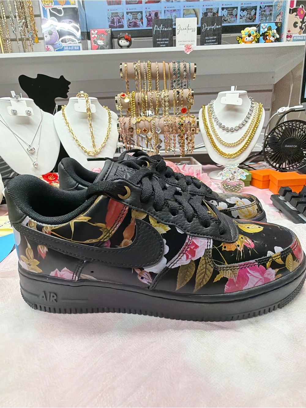 Nike Women's Floral Airforce 1 Sz 7.5